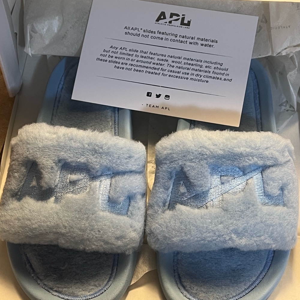 APL women’s ice blue shearling slides new in box size 8